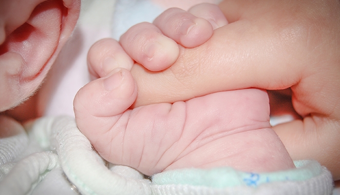 Une charte pour éviter la séparation entre le nouveau-né hospitalisé et ses parents